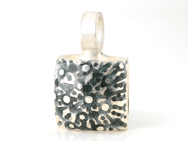 katrin_koehler_emailleschmuck_anhaenger_kissen_malve.000097.b