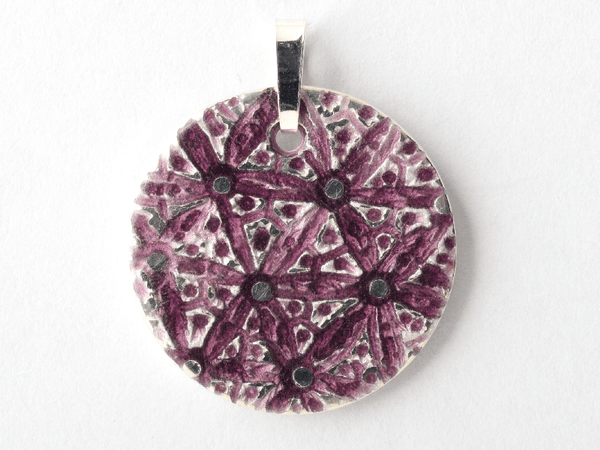 katrin_koehler_emailleschmuck_anhaenger_lilia.000062.b