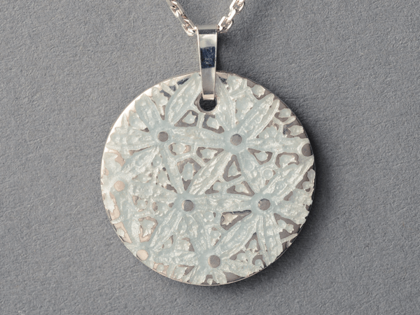 katrin_koehler_emailleschmuck_anhaenger_lilia_6418_l84i2gf4