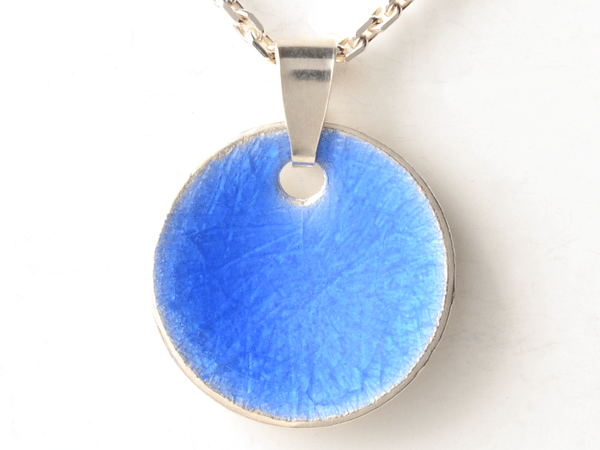 katrin_koehler_emailleschmuck_anhaenger_patella_konkav_6405