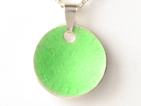 katrin_koehler_emailleschmuck_anhaenger_patella_konkav_6406