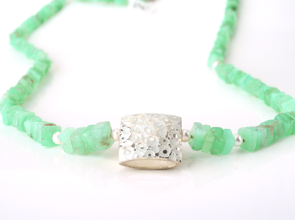katrin_koehler_emailleschmuck_kette_kissen_eisblume_chrysopras_perlen.000080.b
