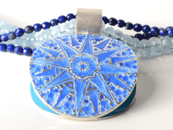 katrin_koehler_emailleschmuck_kette_lapislatsuli_aquamarin_6295_ausschnitt