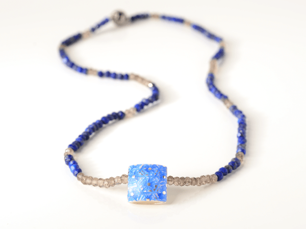 katrin_koehler_emailleschmuck_kette_lapislatsuli_rauchquarz_6308
