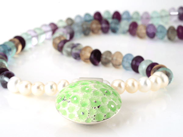 katrin_koehler_emailleschmuck_kette_linse_eisblume_perlen_fluorit.000082.b