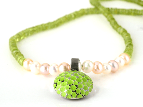 katrin_koehler_emailleschmuck_kette_linse_mosaik_peridot_perlen.000076.b