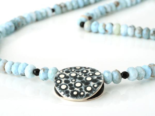 katrin_koehler_emailleschmuck_kette_muschel_eisblume_larimar_onyx.000081.b