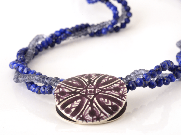 katrin_koehler_emailleschmuck_kette_muschel_kuba_lapislazuli_iolith.000074.b