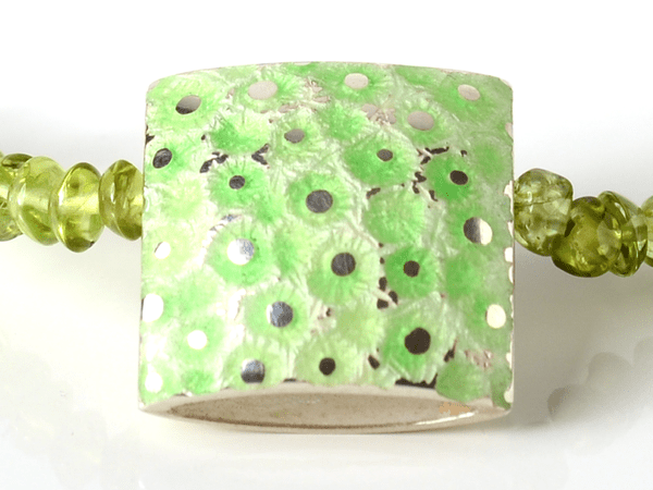 katrin_koehler_emailleschmuck_kette_peridot_apatit_6304_ausschnitt