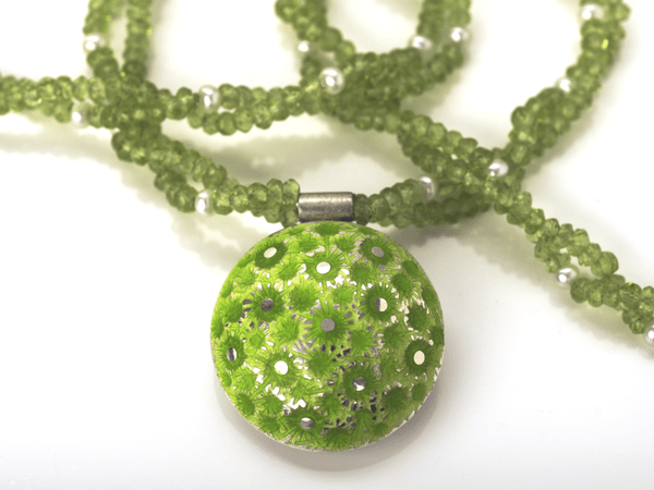 katrin_koehler_emailleschmuck_kette_peridot_perle