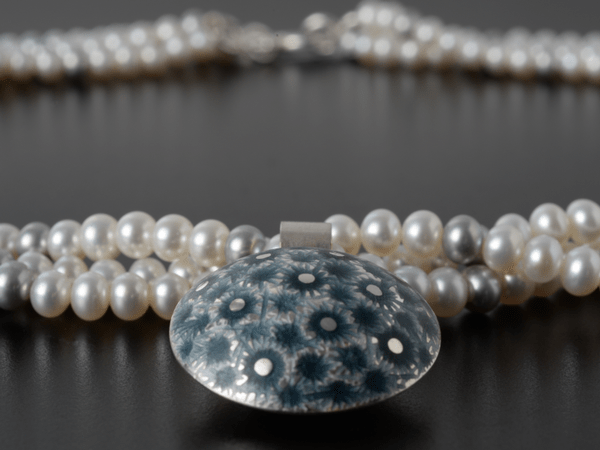 katrin_koehler_emailleschmuck_kette_perlen_dreireihig_0432