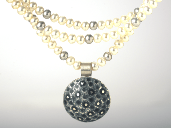 katrin_koehler_emailleschmuck_kette_perlen_dreireihig_2528