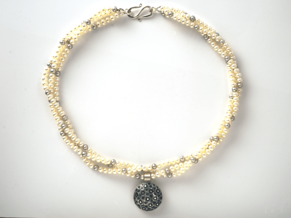 katrin_koehler_emailleschmuck_kette_perlen_dreireihig_2570