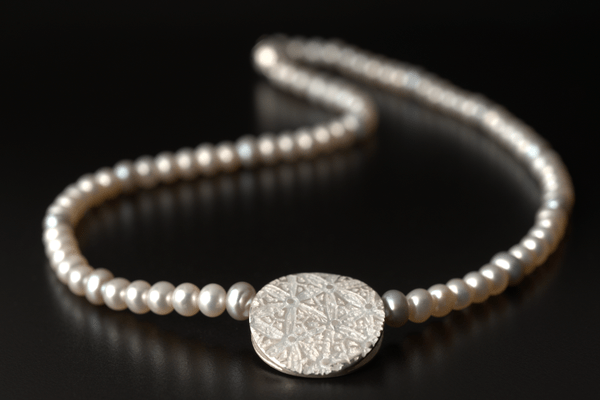 katrin_koehler_emailleschmuck_kette_perlen_weisz_grau_4331