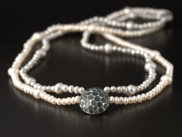 katrin_koehler_emailleschmuck_kette_perlen_weisz_grau_zweireihig_4339
