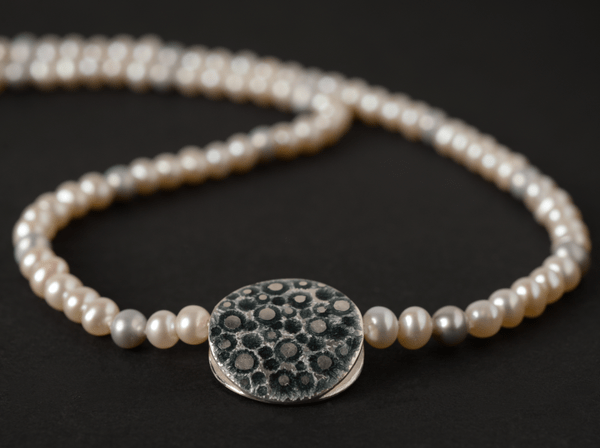 katrin_koehler_emailleschmuck_kette_sueszwasserperlen_6151