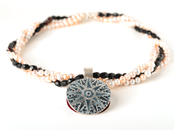 katrin_koehler_emailleschmuck_kette_sueszwasserperlen_6294