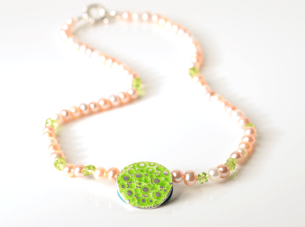 katrin_koehler_emailleschmuck_kette_sueszwasserperlen_6301