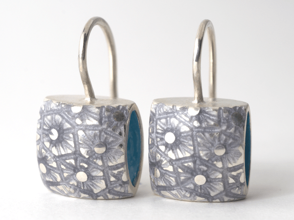 katrin_koehler_emailleschmuck_ohrring_kissen_crossandra_4151