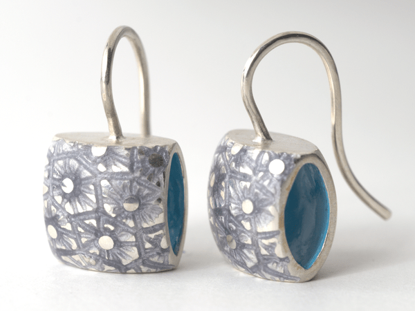 katrin_koehler_emailleschmuck_ohrring_kissen_crossandra_4152