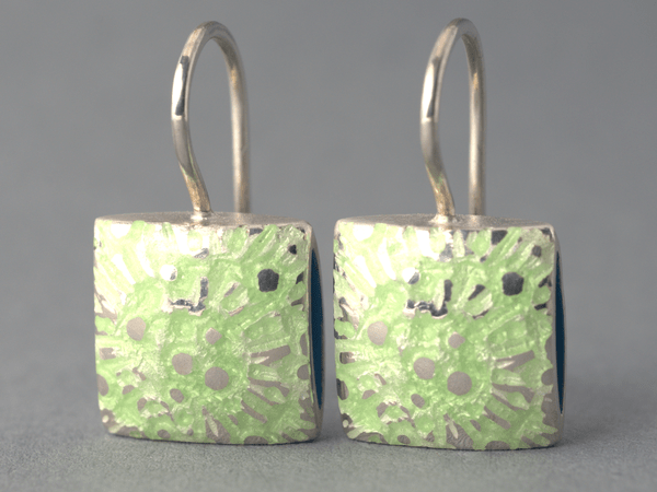katrin_koehler_emailleschmuck_ohrring_kissen_kobra_4195