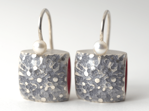 katrin_koehler_emailleschmuck_ohrring_kissen_malve_perle_4141