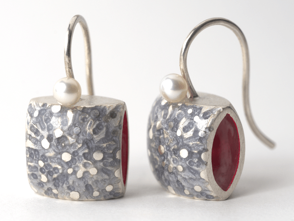 katrin_koehler_emailleschmuck_ohrring_kissen_malve_perle_4142