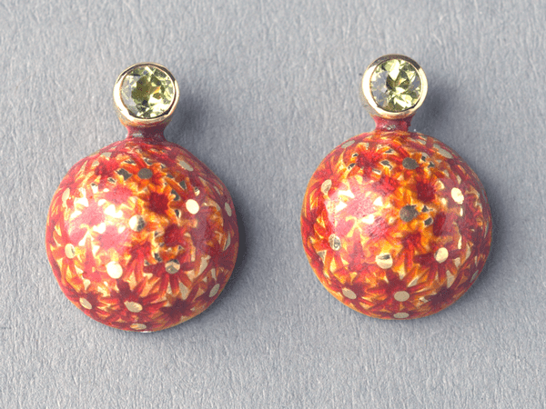 katrin_koehler_emailleschmuck_ohrring_knopf_eisblume_peridot_gold_4226
