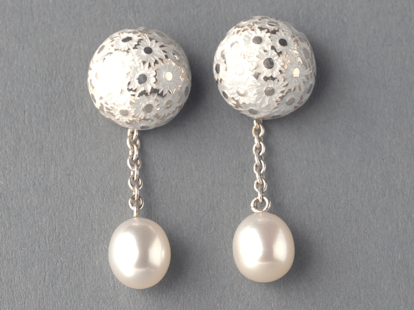 katrin_koehler_emailleschmuck_ohrring_knopf_eisblume_tropfenperle_4225