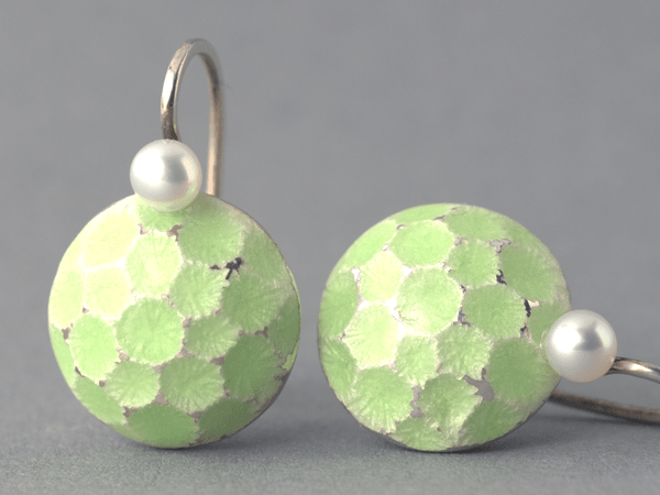 katrin_koehler_emailleschmuck_ohrring_linse_samt_14_perle_4207