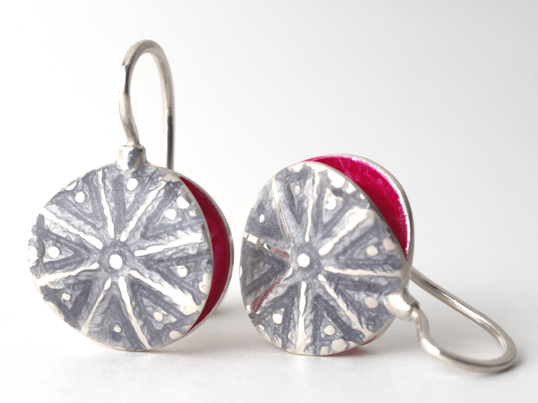 katrin_koehler_emailleschmuck_ohrring_muschel_alraune_4173