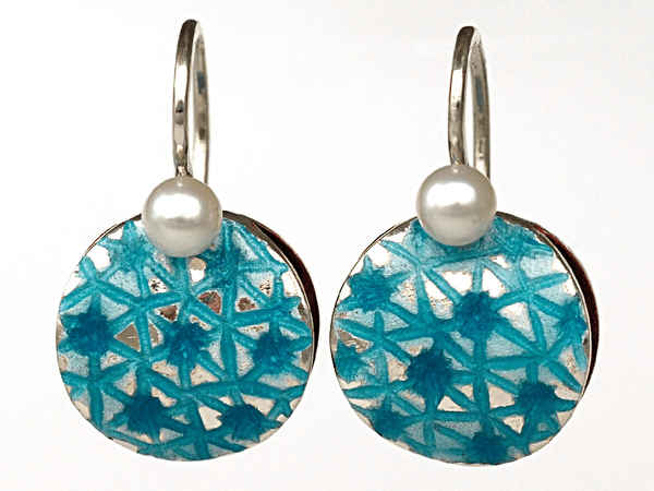katrin_koehler_emailleschmuck_ohrring_muschel_mohn_perle