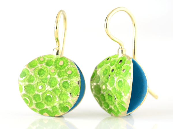 katrin_koehler_emailleschmuck_ohrring_muschel_pippau_gold_6467