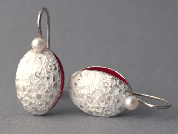 katrin_koehler_emailleschmuck_ohrring_muschel_sonnentau_perle_4213