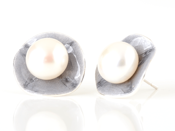katrin_koehler_emailleschmuck_ohrring_stecker_bluete_16_perle_grosz_6473