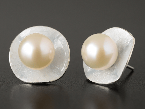 katrin_koehler_emailleschmuck_ohrring_stecker_bluete_16_perle_grosz_6482