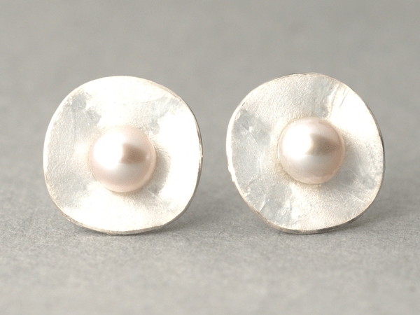 katrin_koehler_emailleschmuck_ohrring_stecker_bluete_perle_4282