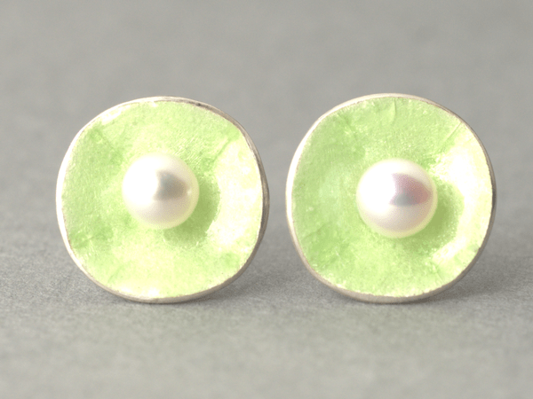 katrin_koehler_emailleschmuck_ohrring_stecker_bluete_perle_4284