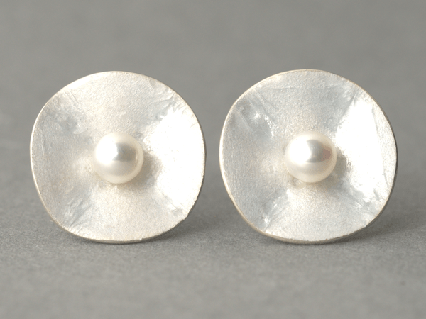 katrin_koehler_emailleschmuck_ohrring_stecker_bluete_perle_4285