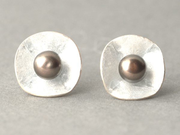 katrin_koehler_emailleschmuck_ohrring_stecker_bluete_perle_4287