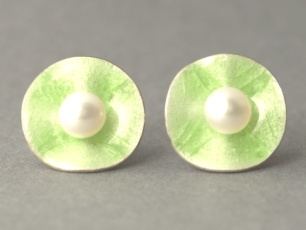 katrin_koehler_emailleschmuck_ohrring_stecker_bluete_perle_4293