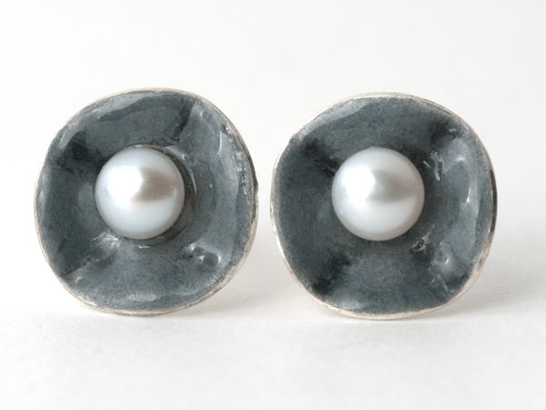 katrin_koehler_emailleschmuck_ohrring_stecker_bluete_perle_4301