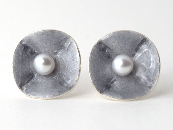 katrin_koehler_emailleschmuck_ohrring_stecker_bluete_perle_4302