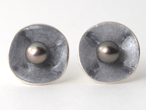 katrin_koehler_emailleschmuck_ohrring_stecker_bluete_perle_4303