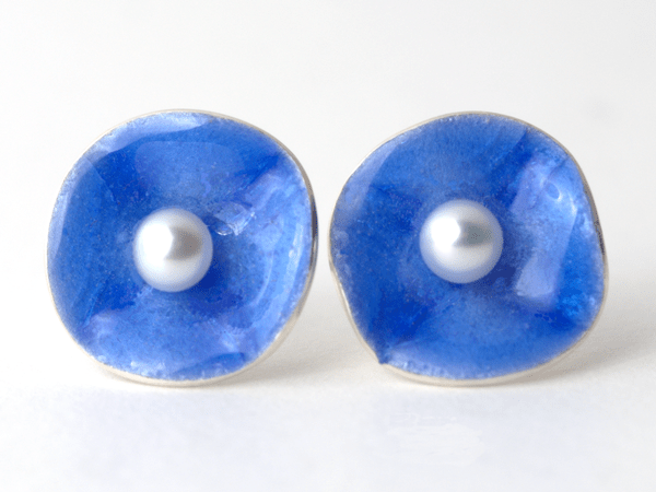 katrin_koehler_emailleschmuck_ohrring_stecker_bluete_perle_4313