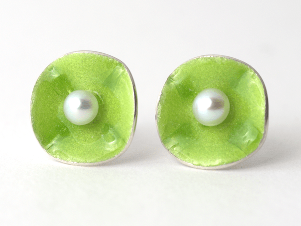 katrin_koehler_emailleschmuck_ohrring_stecker_bluete_perle_4320