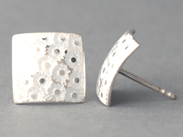 katrin_koehler_emailleschmuck_ohrring_stecker_eckig_eisblume_4274
