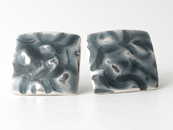 katrin_koehler_emailleschmuck_ohrring_stecker_eckig_gepraegt_4253