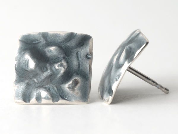 katrin_koehler_emailleschmuck_ohrring_stecker_eckig_gepraegt_4254