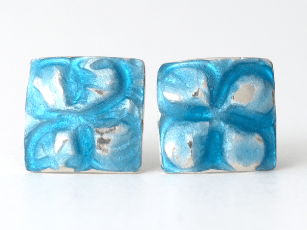 katrin_koehler_emailleschmuck_ohrring_stecker_eckig_gepraegt_4263